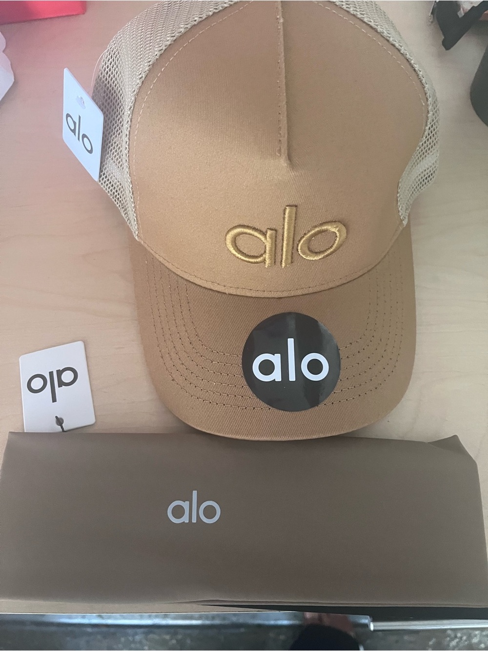 ALO Yoga LOT BUNDLE unisex Trucker Hat Tan hair Gold Embroidered Logo headband - Picture 3 of 5